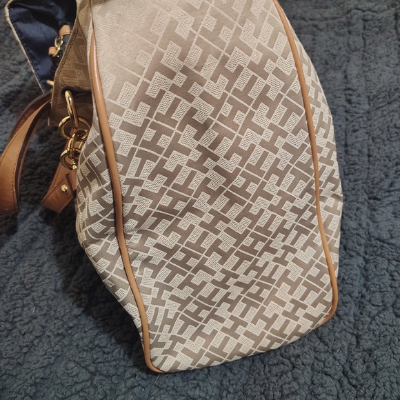 Tommy Hilfiger Beige and Tan Shoulder Bag - Picture 4 of 9